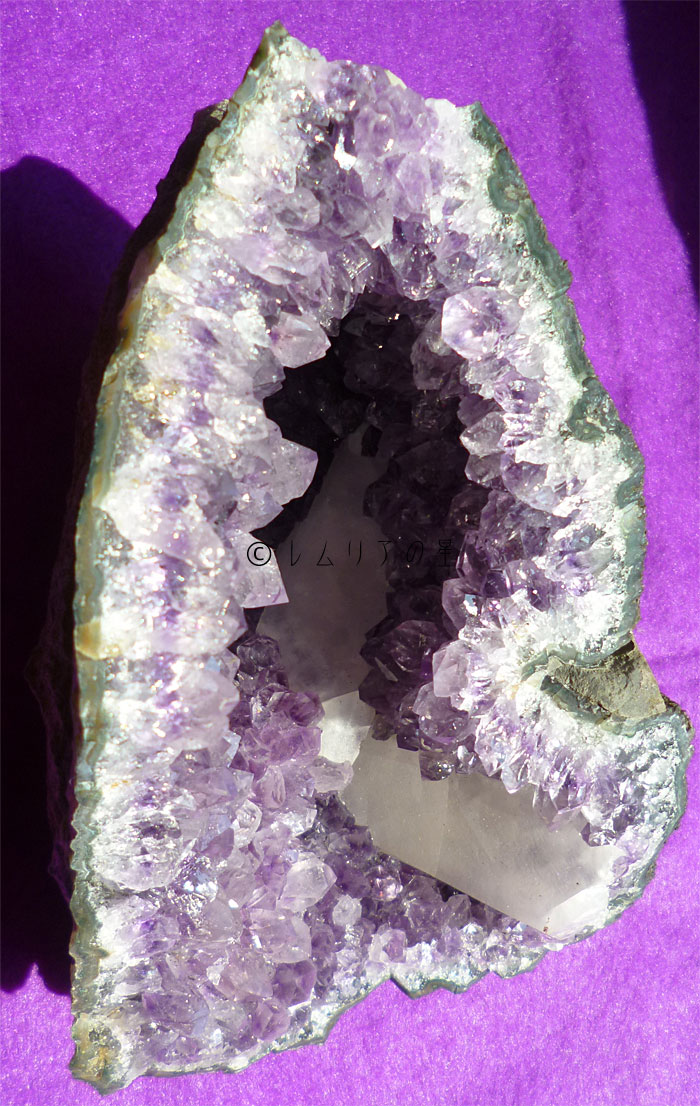 ウルグアイ産 アメジストドーム ジオード、虹入りカルサイト付き（紫晶洞）072
