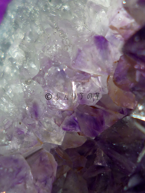 ブラジル産 ミニ アメジストドーム ジオード、虹入り水晶（紫晶洞）075
