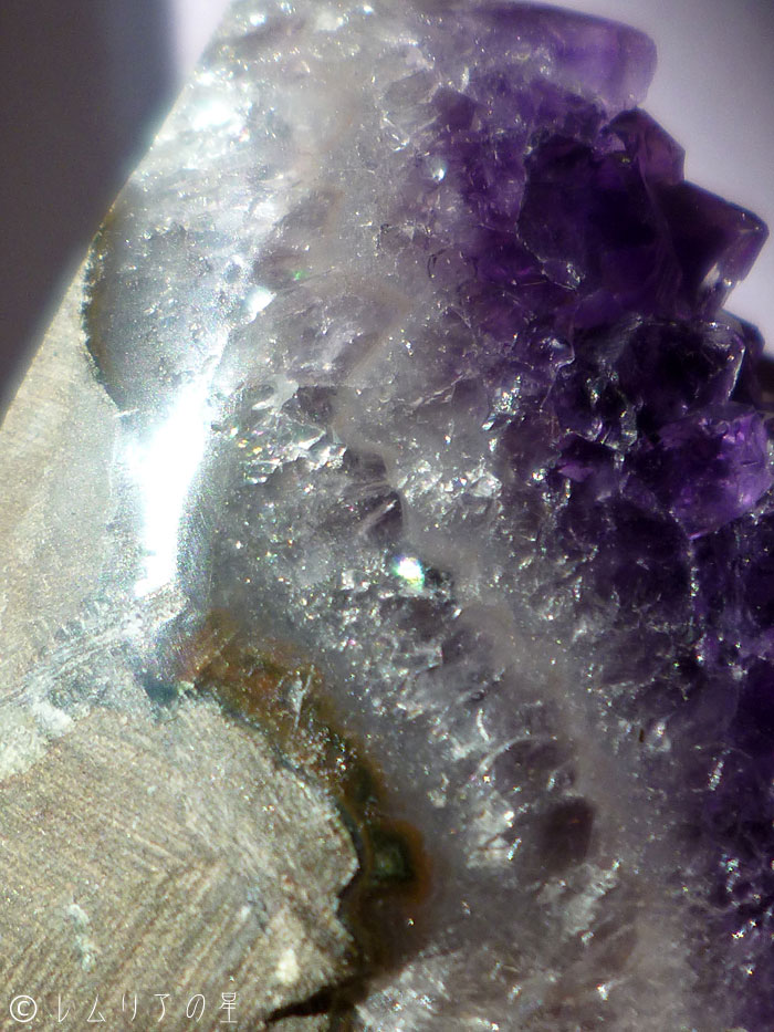 ウルグアイ産 ミニ アメジストドーム ジオード、虹入り水晶、レインボークォーツ（紫晶洞）082