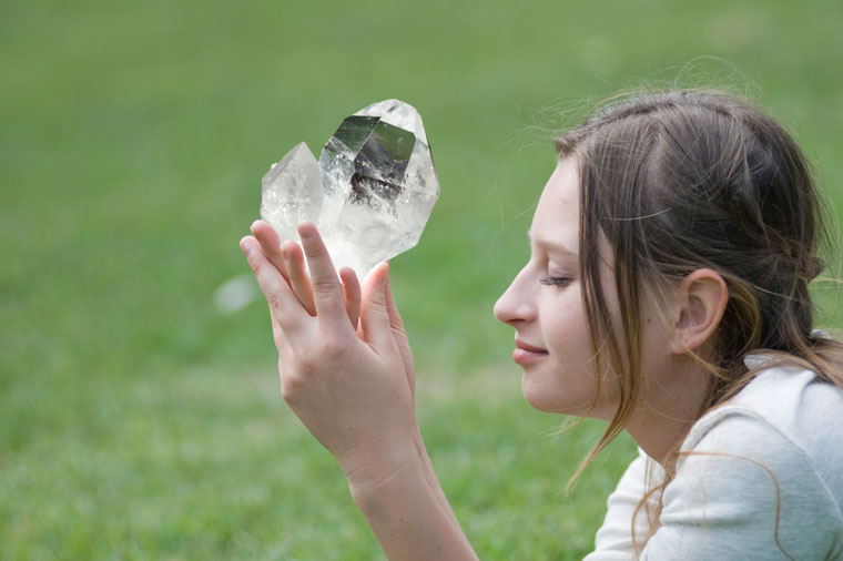 アーカンソー水晶を手にしたイメージ画像