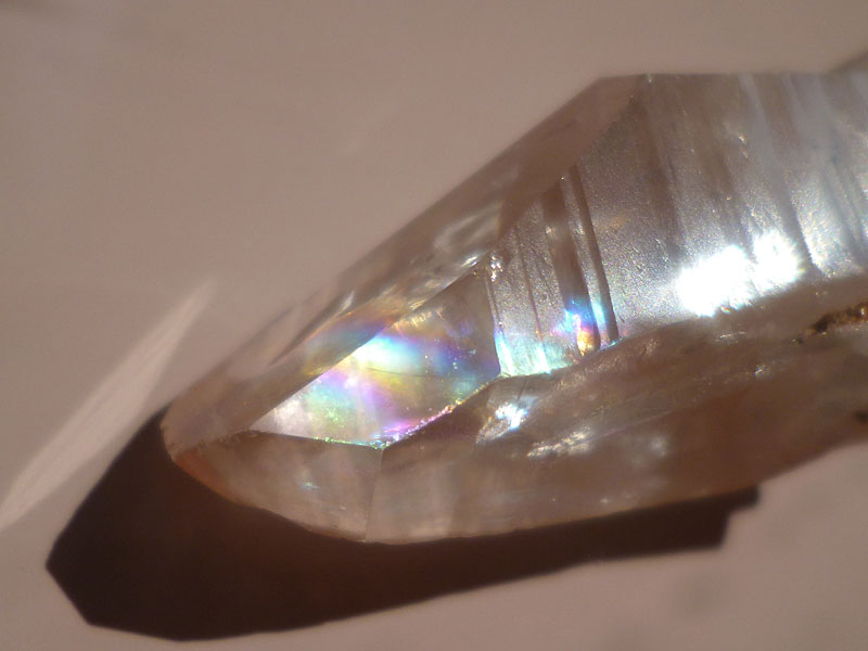 強烈な虹入り水晶のピンクレムリアンシードの画像3です
