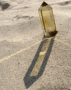 砂浜に立つシトリンクォーツ